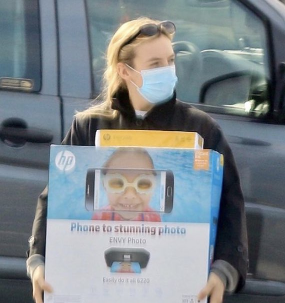 BRJodieComer's tweet image. Novas fotos de Jodie fazendo compras. 😷