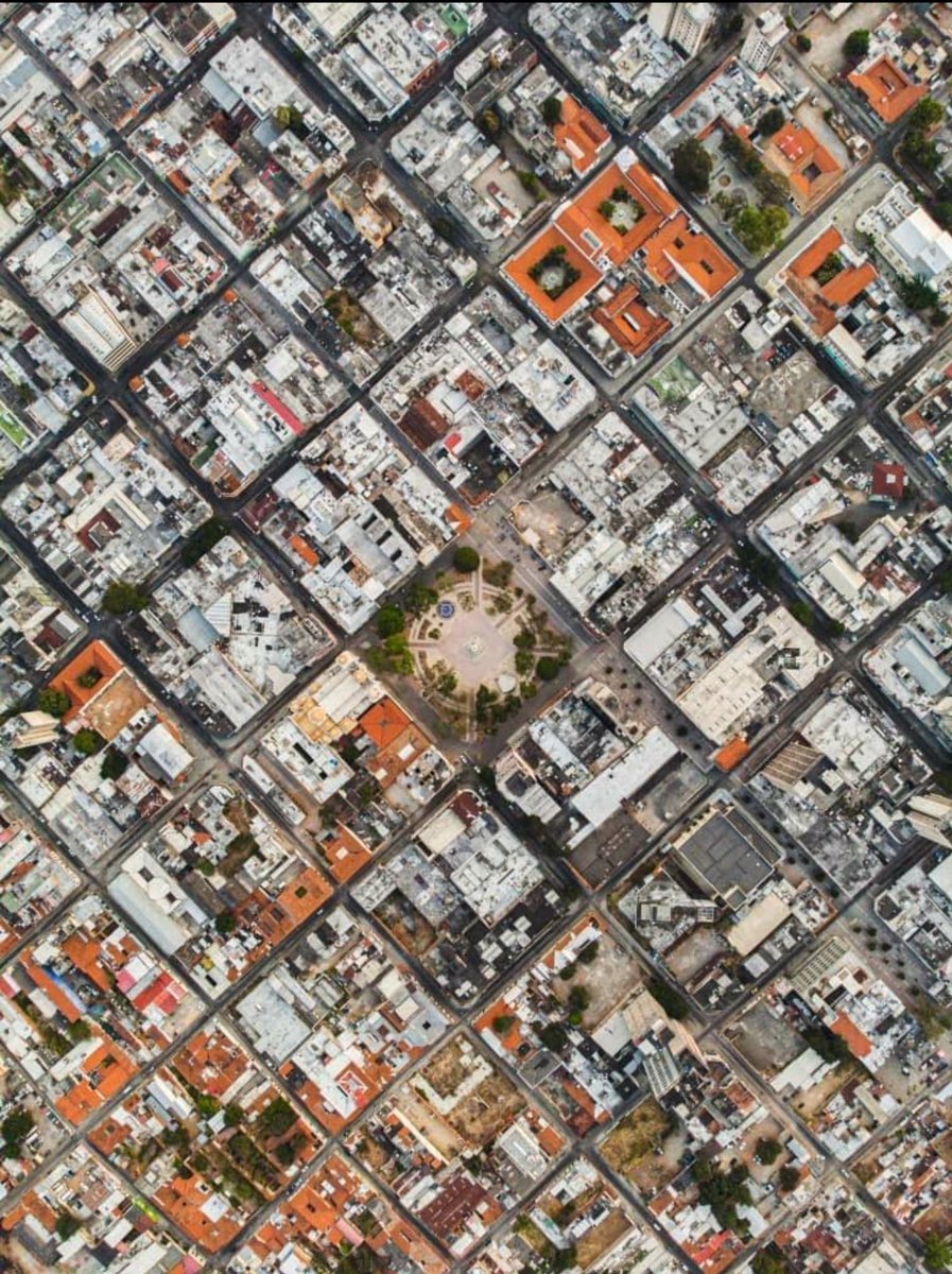 ekafig's tweet photo. Valencia; fundada como ciudad colonial española, con un trazado urbano reticular cuadrangular ortogonal perfecto. Es decir todas sus cuadras son 100x100.

📸 Isaías Landaeta https://t.co/1Ecn4jbYfA