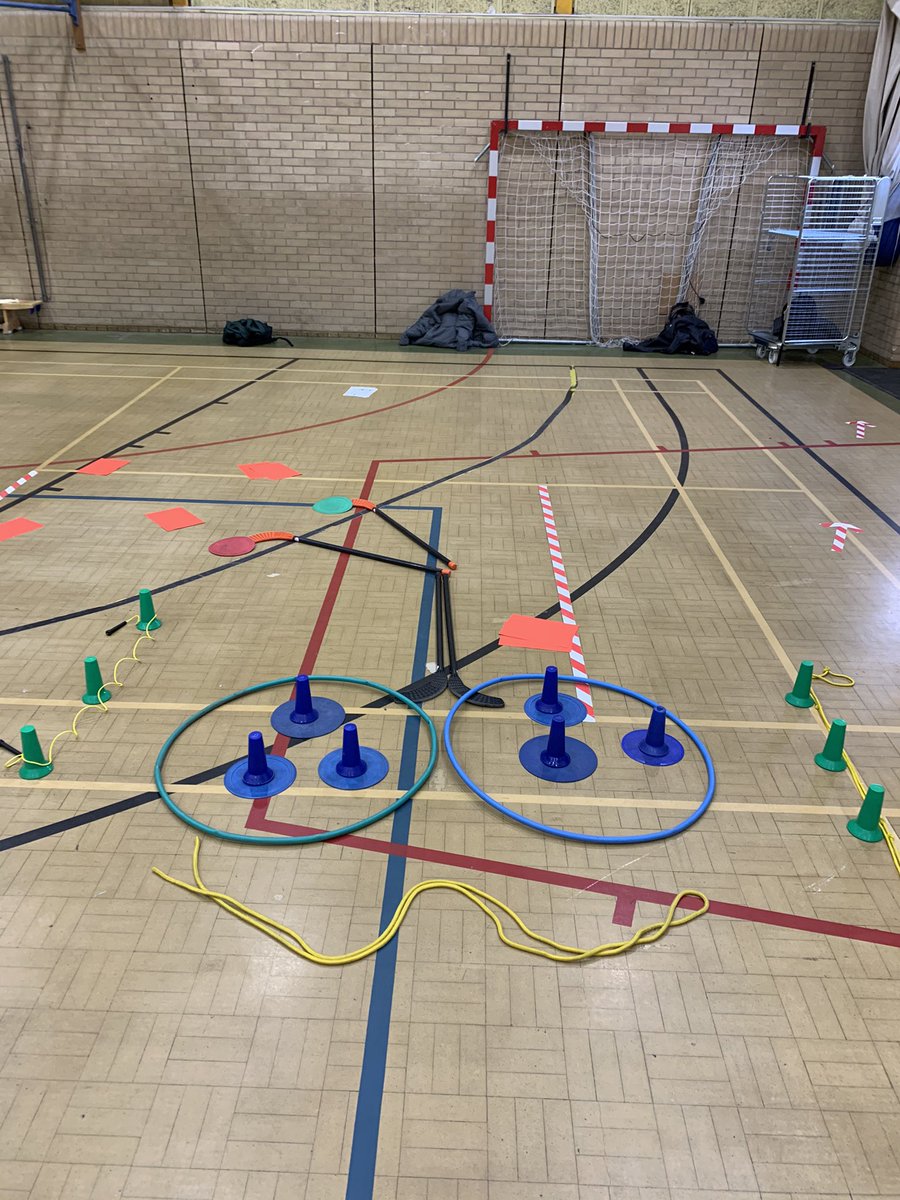 MrsLJLindsay's tweet photo. Love teaching Anatomy+Physiology practically ❤️🫁💪🏼 so today I challenged my year 10 Btec group to create their very own respiratory system ‘art attack’+ physically show me the mechanics of breathing, using sports equipment! So proud of what they produced + their explanations😍 https://t.co/oNsNtCPH33