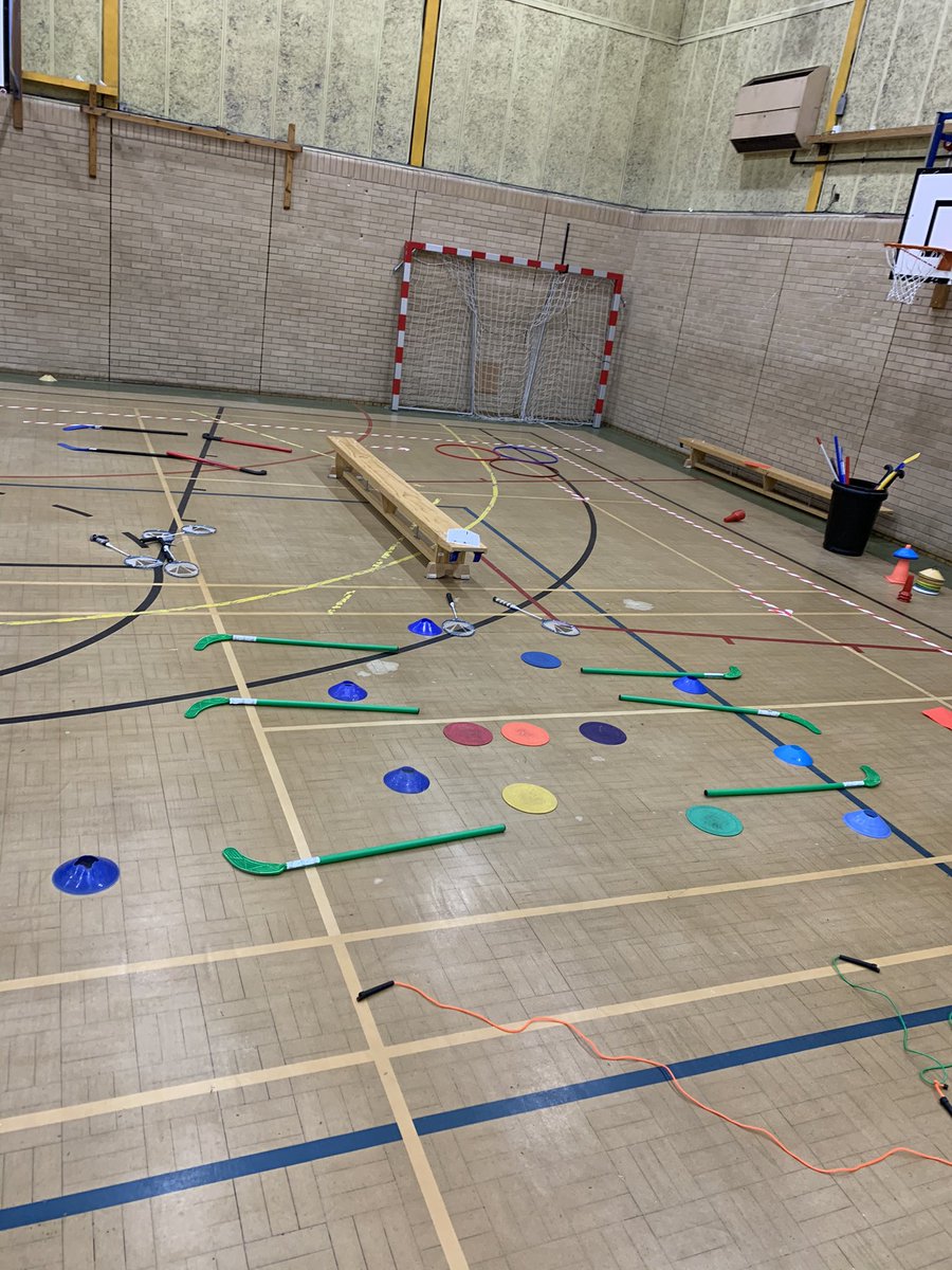 MrsLJLindsay's tweet photo. Love teaching Anatomy+Physiology practically ❤️🫁💪🏼 so today I challenged my year 10 Btec group to create their very own respiratory system ‘art attack’+ physically show me the mechanics of breathing, using sports equipment! So proud of what they produced + their explanations😍 https://t.co/oNsNtCPH33