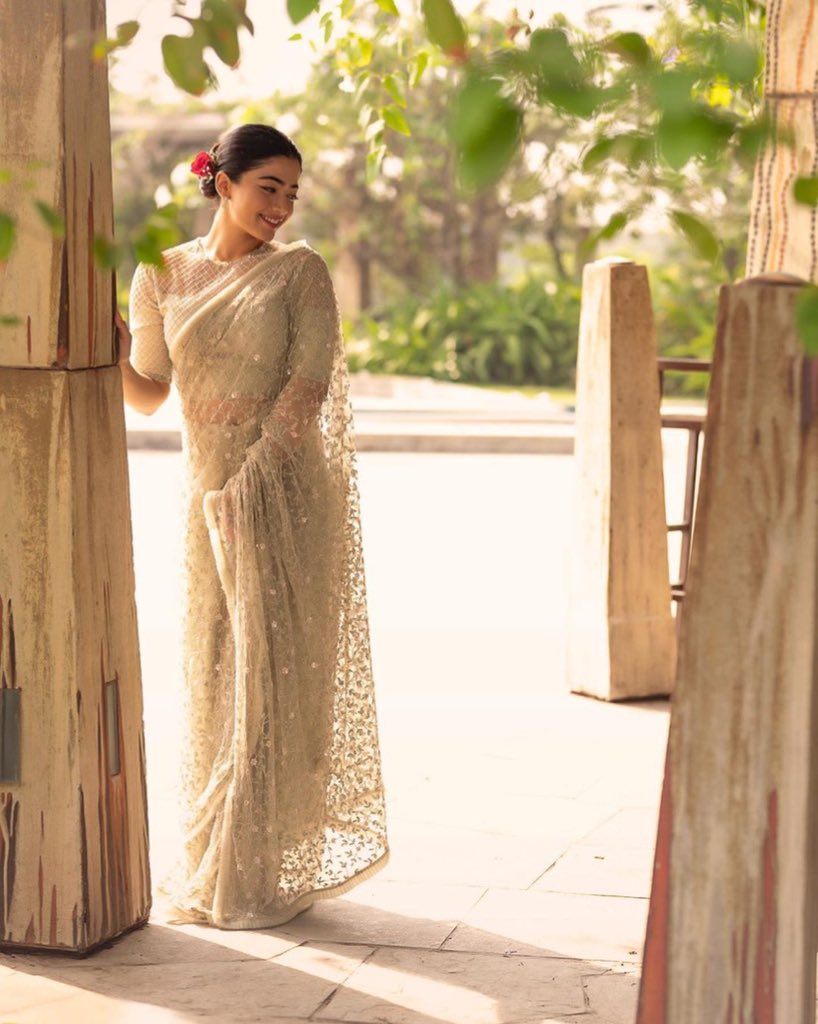 iamRashmika's tweet photo. My kind of perfect.. 🌹

Outfit- @PerniasPopUp 
Jewellery- #KiaraJewelry 
Styled- #GeetikaChadha
Makeup- #VaishnaviSingh
Hair- #MadhuChakrapu 
Clicked- #BalaKumaran 
#SaiBabu https://t.co/g1hl92Iy58