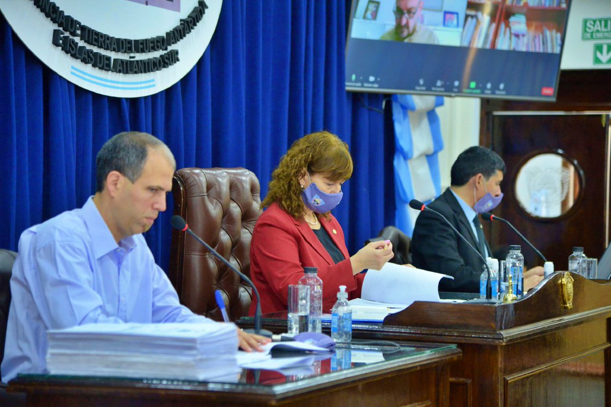 monica_urquiza's tweet photo. #Ahora En el recinto de sesiones se desarrolla la Primera Sesión Ordinaria del Período Legislativo 2021. #Ushuaia #LegisTDF #TierraDelFuegoAIAS https://t.co/45fnhZ5Vzf