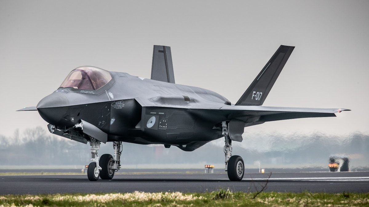 VlbLeeuwarden's tweet image. Say hello to our brand new F-35!! Welcome F-017! Vanmiddag arriveerde onze nieuwste aanwinst. Op dit moment staan er 9 #F35 toestellen @VlbLeeuwarden #R2IOC #322F35sqn @thef35 @Kon_Luchtmacht @Defensie_DMO