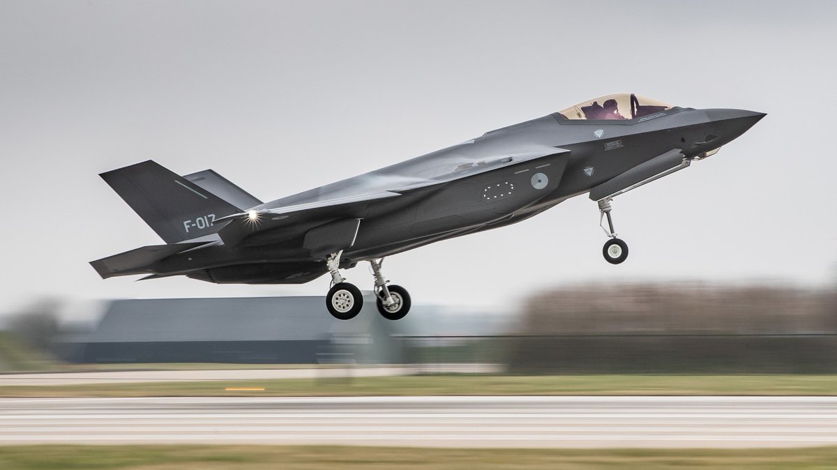 VlbLeeuwarden's tweet image. Say hello to our brand new F-35!! Welcome F-017! Vanmiddag arriveerde onze nieuwste aanwinst. Op dit moment staan er 9 #F35 toestellen @VlbLeeuwarden #R2IOC #322F35sqn @thef35 @Kon_Luchtmacht @Defensie_DMO