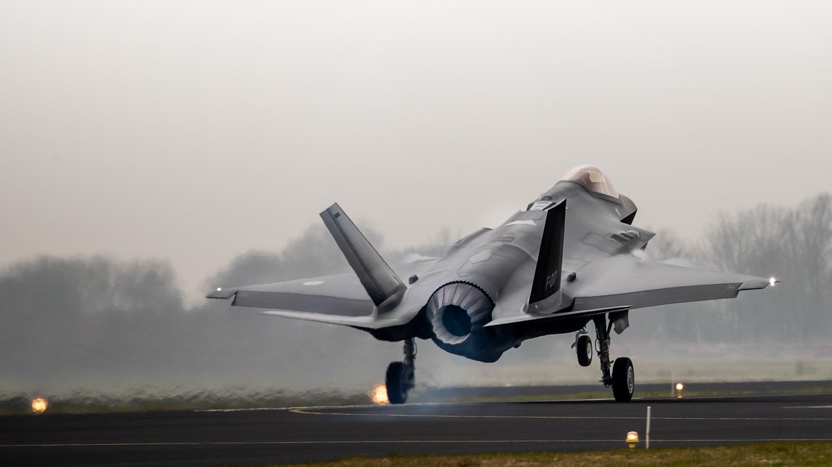 VlbLeeuwarden's tweet image. Say hello to our brand new F-35!! Welcome F-017! Vanmiddag arriveerde onze nieuwste aanwinst. Op dit moment staan er 9 #F35 toestellen @VlbLeeuwarden #R2IOC #322F35sqn @thef35 @Kon_Luchtmacht @Defensie_DMO