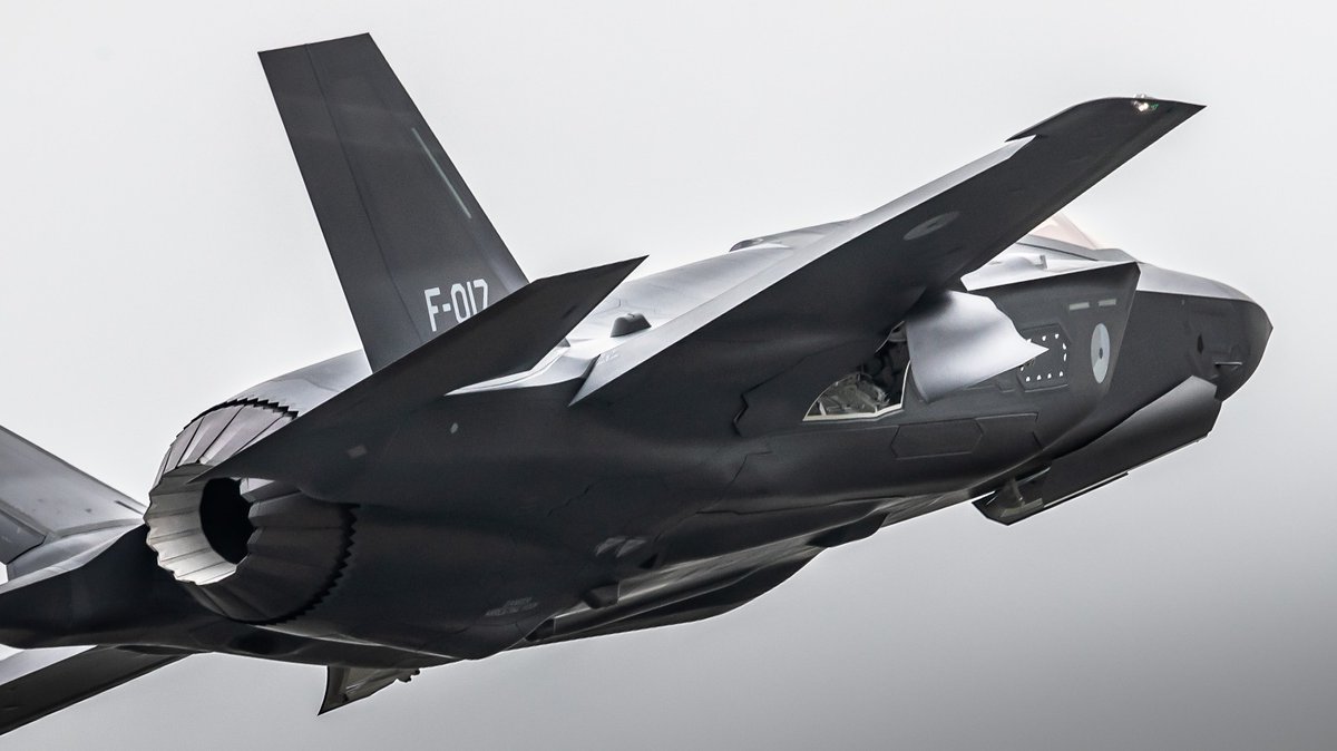 VlbLeeuwarden's tweet image. Say hello to our brand new F-35!! Welcome F-017! Vanmiddag arriveerde onze nieuwste aanwinst. Op dit moment staan er 9 #F35 toestellen @VlbLeeuwarden #R2IOC #322F35sqn @thef35 @Kon_Luchtmacht @Defensie_DMO
