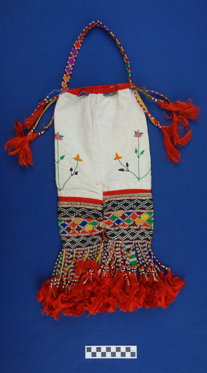 حقيبة كاليكو جميلة من الستينيات مزينة بالخرز الفضي والزهور المطرزة. يذكر الأرشيف أن الحقيبة من وادي مقسى، والتي تقع في جنوب غرب مدينة الطائف. 

المصدر: مركز أبحاث النسيج ليدن.