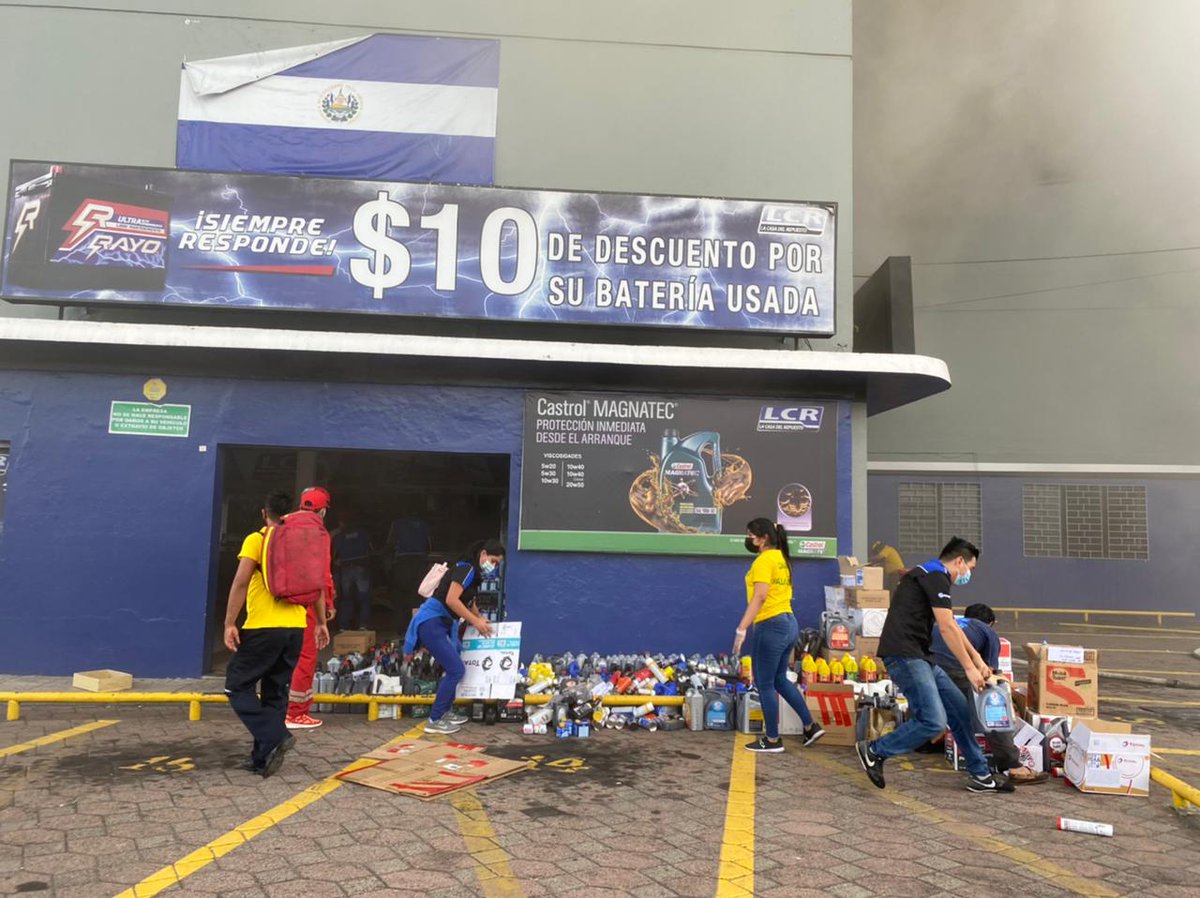 todomotorsv's tweet photo. #ÚltimaHoraSV | El incendio en la Casa del Repuesto sobre el Bulevar Venezuela en San Salvador, Se extiende a 2 locales aledaños más.

Trabajadores de LCR  tratan de rescatar algo de mercadería en lo que las llamas no llegan hasta la sala de ventas. 

Precaución ⛔⛔ https://t.co/u6vYyUkLY1