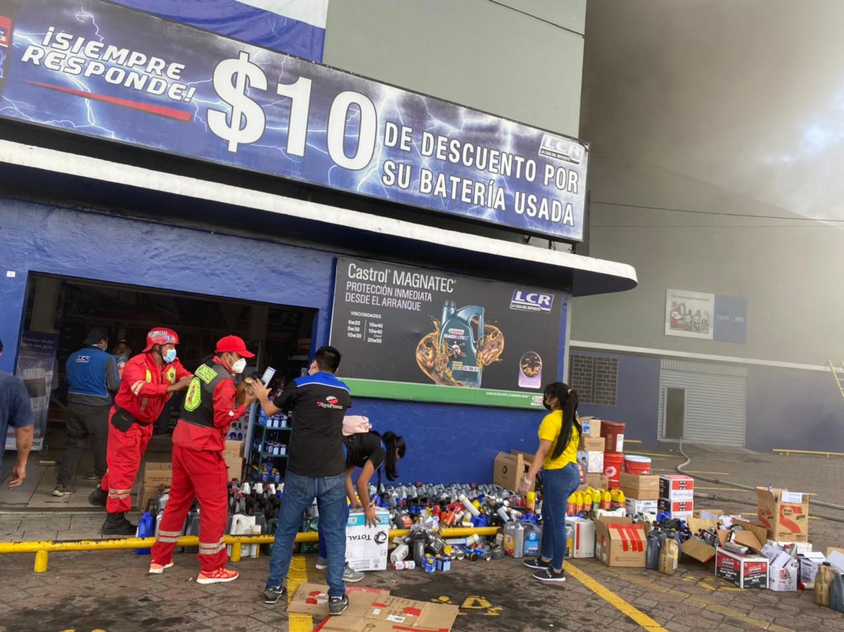 todomotorsv's tweet photo. #ÚltimaHoraSV | El incendio en la Casa del Repuesto sobre el Bulevar Venezuela en San Salvador, Se extiende a 2 locales aledaños más.

Trabajadores de LCR  tratan de rescatar algo de mercadería en lo que las llamas no llegan hasta la sala de ventas. 

Precaución ⛔⛔ https://t.co/u6vYyUkLY1