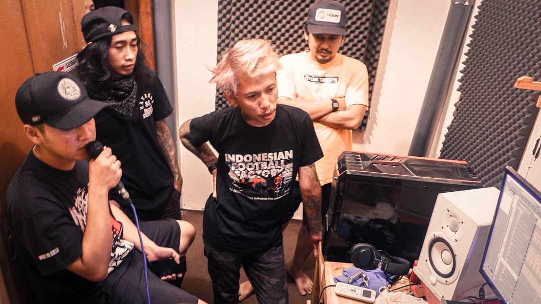terracestage's tweet photo. Line up #kompilasiurbanhurk selanjutnya, @stupidagainpunk ikut serta untuk kali pertama.
#fromterracetothestage
#terracestage #terracemusic #terracerecords https://t.co/bRJQAyCz8z