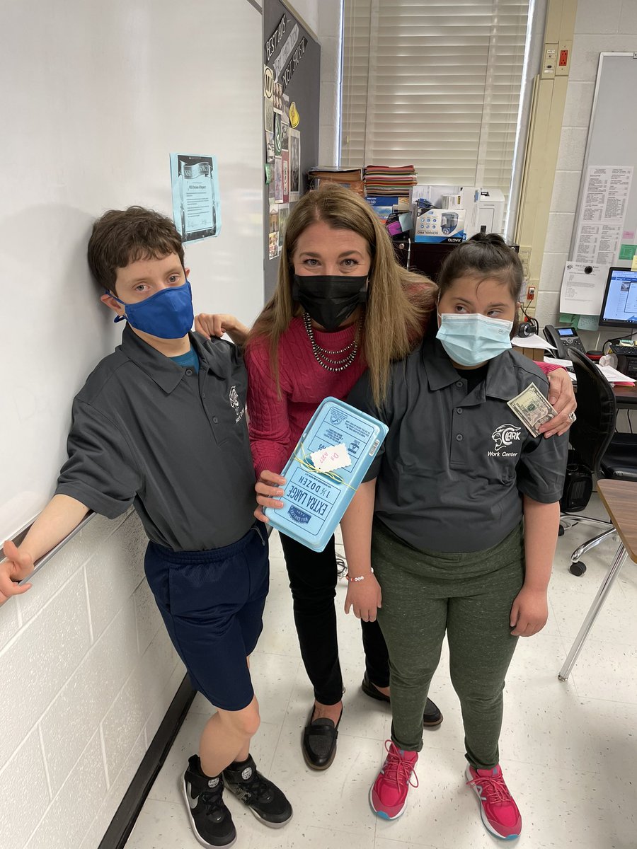nataliequichoc1's tweet photo. Cascarones Delivery! ✨Thanks to these amazing Clark Family members (and many more that are not pictured) for supporting Clark Work Center! #nisdvip #clarkworkcenter https://t.co/bAwKlBk3BC