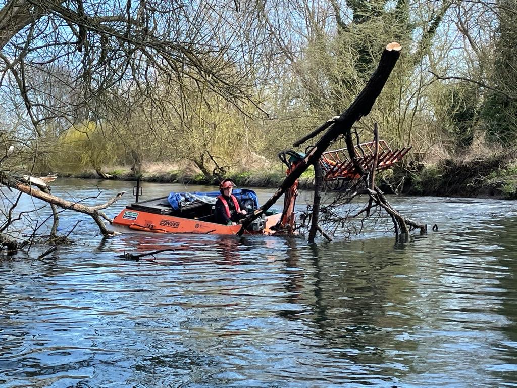 DeTom48's tweet photo. We had the #WeedBoat back on the #RiverStour in #Kent today removing more blockages, it’s a very rewarding activity when the sun is shining and the river is peaceful. @EnvAgencySE @canterburycc @Kent_cc #ada https://t.co/WaL6Sqb79r