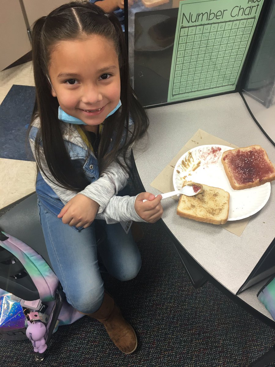 BarronTeaches's tweet photo. I love our βHow Toβ writing unit! My kindergartners loved writing about how to make popcorn πΏ and sunflower & jelly sandwiches π₯ͺ #thursdayvibes #writing #HowTo #popcorn #sunflowerbutter #jelly #kinderisfun #studentengagement #meaningfulwriting https://t.co/tbK3Vwd9xD