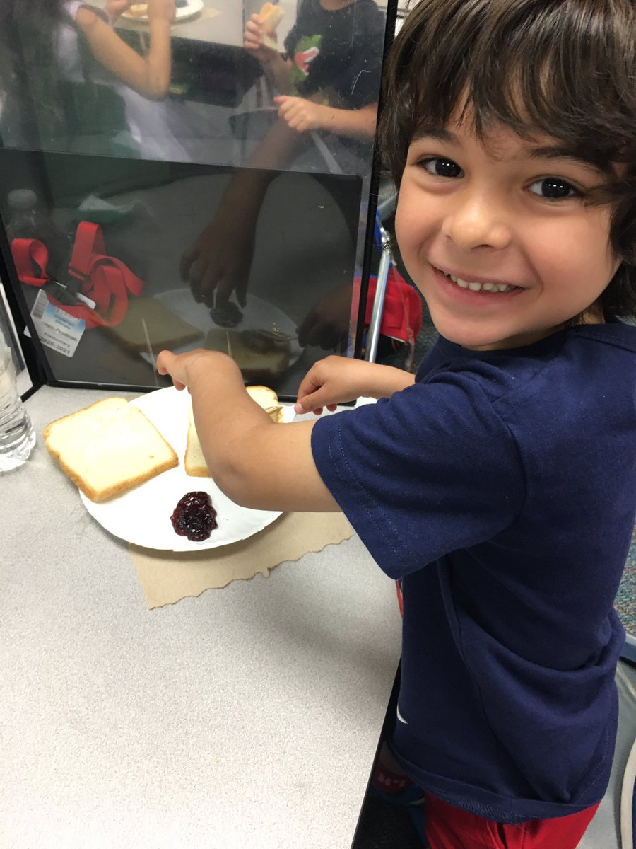 BarronTeaches's tweet photo. I love our βHow Toβ writing unit! My kindergartners loved writing about how to make popcorn πΏ and sunflower & jelly sandwiches π₯ͺ #thursdayvibes #writing #HowTo #popcorn #sunflowerbutter #jelly #kinderisfun #studentengagement #meaningfulwriting https://t.co/tbK3Vwd9xD