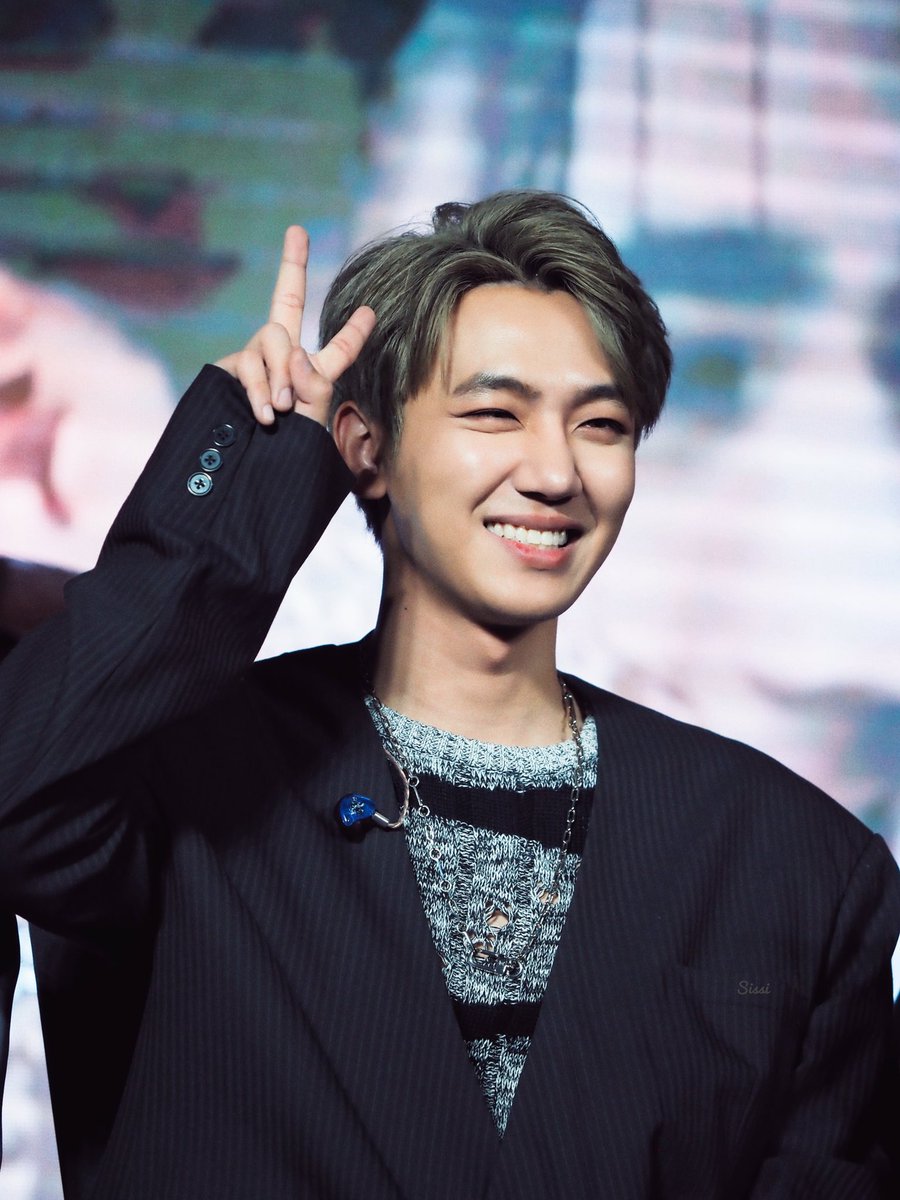 PhotoSissi's tweet photo. Happy birthday ,my boy @titlekplee 🎂🎉💙
I hope you can realize all your dreams. I will always be there for you.
Miss you so much 🥺🥺
#titlekrt 
#กลจของตต 
#Titlekrt2021WeStillAlive https://t.co/tGNSz3Pb8v