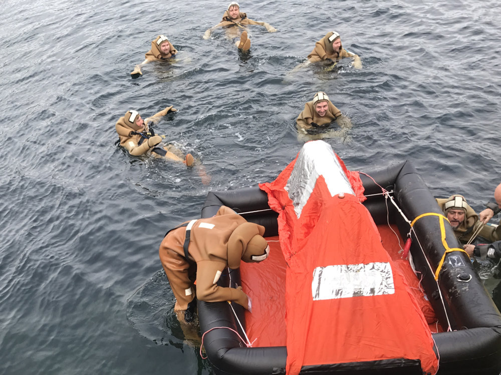 📣 Hommes à la mer ! Et une femme, aussi. 🏊 Dans une eau à 11°C ❄️
Exercice de sécurité en mer au programme de la formation Technico-commerciale. Ca peut toujours servir !
#survie #radeau #navigation #nautisme #1passion1job