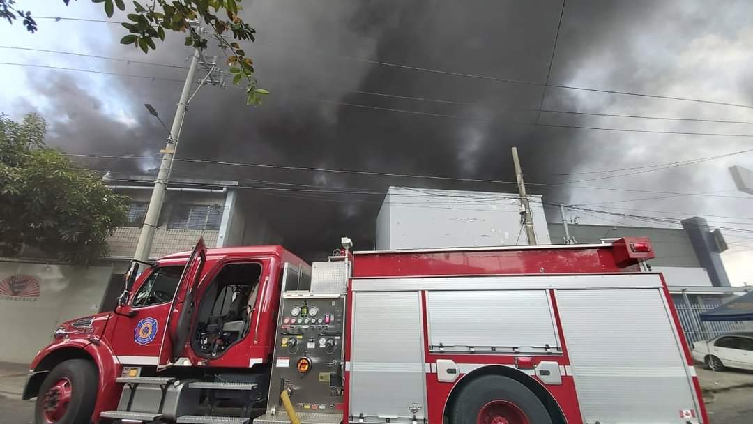 todomotorsv's tweet photo. #TraficoSV | Se recomienda a los automovilistas tomar vías alternas para evitar tráfico en zonas aledañas a la 43a. avenida Norte y Blvd. Venezuela, en las cercanías de la Terminal de Occidente, por labores de extinción de incendio en la Casa del Repuesto.

Precaución ⛔⛔ https://t.co/sgnO12HGa5