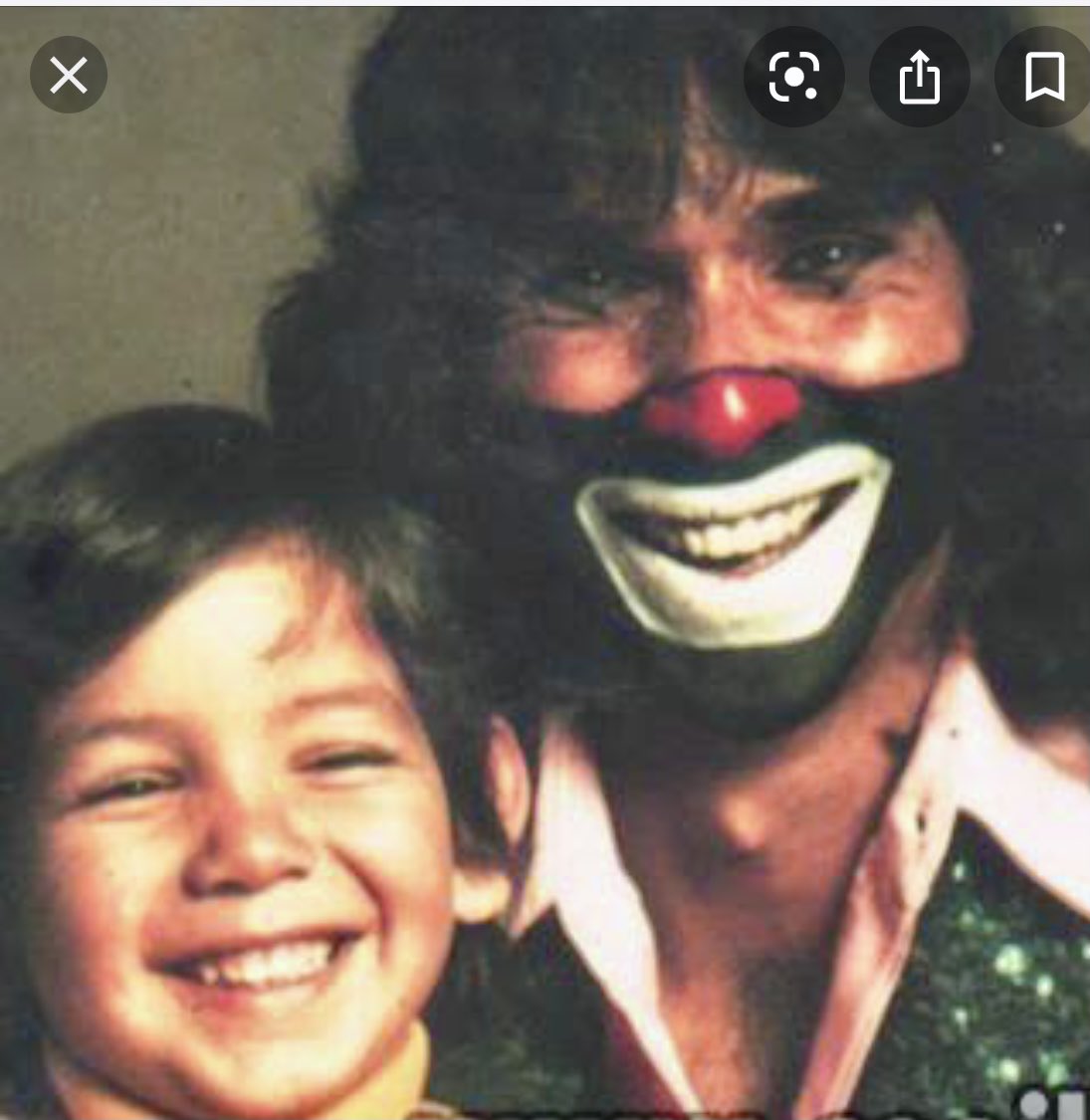 gloaeza's tweet photo. Por más que el doctor Ricardo González intentaba sacarle una muela a una niña de diez años, no lograba calmar sus gritos. Tuvo  una idea, ponerse una bola roja en la nariz y empezar a cantar: "Una mosca parada en la pared... en la pared, en la pared...". La niña se calmó!!! https://t.co/hSq0FevipT
