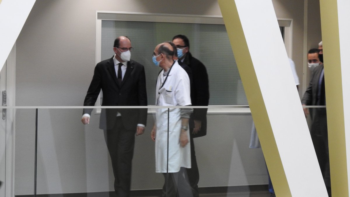 <a href="/JeanCASTEX/">Jean Castex</a> au <a href="/CHMelun/">GHSIF Hopital Melun</a> pour visiter les services de réanimation et les urgences, 2 services particulièrement en tension avec une hausse constante des admissions pour #COVID19.  
Il a été accueilli par le Préfet de #SeineEtMarne, <a href="/aur_rousseau/">Aurélien Rousseau</a>, le dir de l'hôpital et les élus.