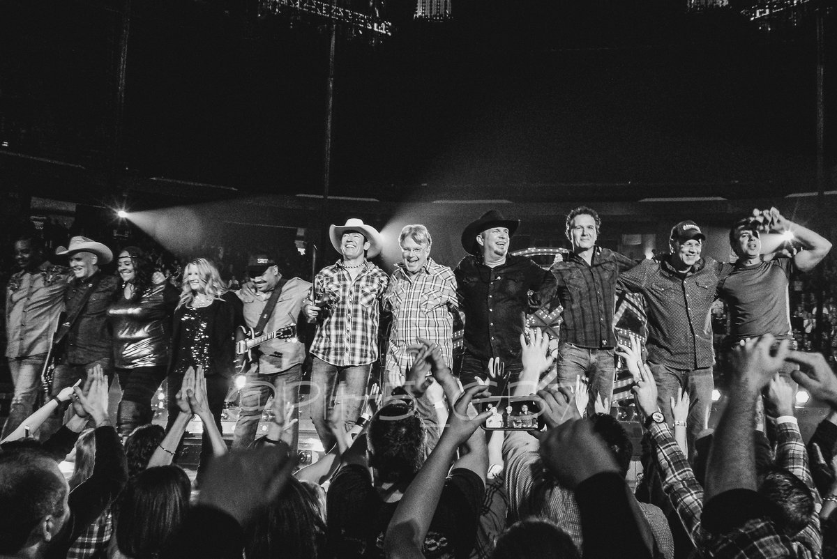 Pitt5_GB7's tweet photo. 3.24.2016 ⭐️⭐️⭐️⭐️⭐️⭐️⭐️🤠⭐️⭐️⭐️
Hamilton, Ontario
We're at the point I even miss standing in 3 inches of beer, in my socks! 😂
@garthbrooks #GarthinHamilton https://t.co/pot7PAfkgo