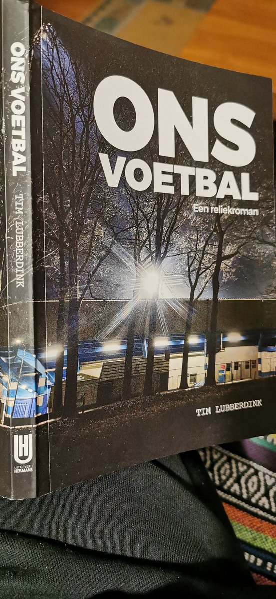 Bij het lezen van #OnsVoetbal kom ik het voorstel van <a href="/Timlubberdink/">Tim Lubberdink</a> tegen, dat de rust op de Vijverberg, naar 20-25 minuten moet. Prima voorstel. Je redt het idd nooit, om binnen 15 minuten te pissen en bier te halen.
