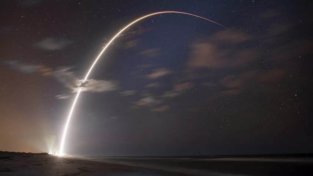 PoliticalPig's tweet photo. @elonmusk's #SpaceX #Starlink Constellation Crosses 1,300 Satellites. SpaceX once again lit the pre-dawn skies launching the next installment of Starlink satellites into orbit.

#StunningImages #Imagination #UKLinkUp #WhatsPossible https://t.co/UwEazooH0v