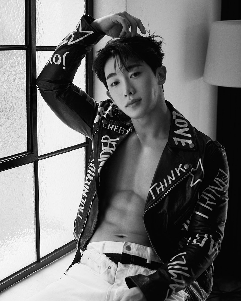 25Banpo's tweet photo. [#KMEDIA][@official__wonho]
E estas fotos do #WONHO para a revista #MAPSWorld? 🔥

👥 @wonho_Brasil @monstaxbr @MonstaXPT 
#원호 https://t.co/Gb16KweASU