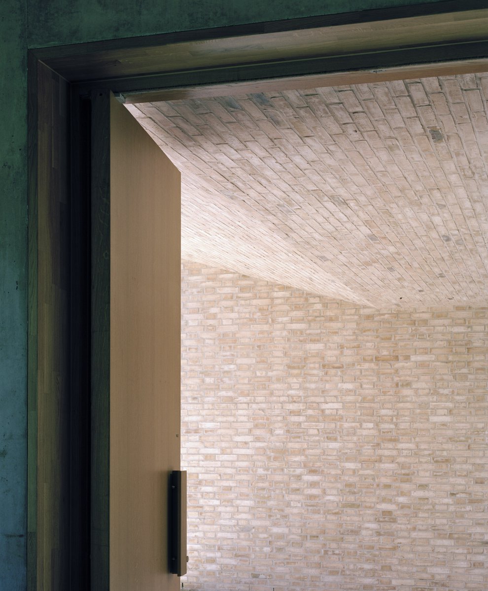 robertsonsbps's tweet photo. Petersen D71 bricks add a timeless quality to the Pierres Blanches Cultural Centre. A nominee for the 2022 Mies van der Rohe Award.
@petersentegl @atelier.raum @audreycerdan #eumiesaward2022 #petersentegl #petersenbricks #petersenD71brick #robertsonsbuildingproducts #brickfacade https://t.co/z6QPmU05pP
