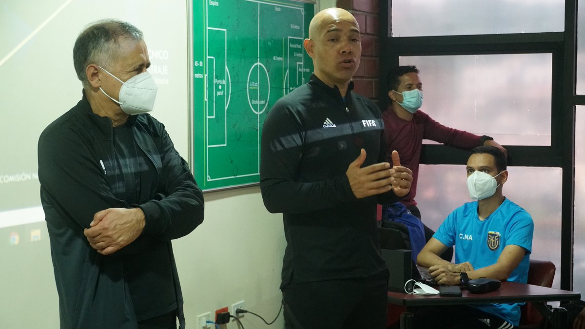 FEFecuador's tweet photo. 👏 ¡Sesiones de trabajo!

👨‍⚖️ Los árbitros de Primera Categoría Serie A trabajaron hoy en la Cancha Sintética de Durán y el Instituto Superior Tecnológico de la #FEF.

🔜 Las sesiones continuarán mañana viernes.

#Árbitros #FEF🇪🇨 https://t.co/DrA1jVX7L0