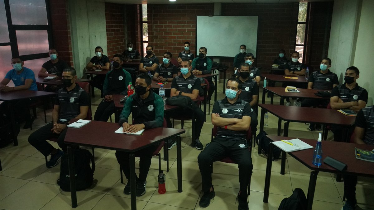 FEFecuador's tweet photo. 👏 ¡Sesiones de trabajo!

👨‍⚖️ Los árbitros de Primera Categoría Serie A trabajaron hoy en la Cancha Sintética de Durán y el Instituto Superior Tecnológico de la #FEF.

🔜 Las sesiones continuarán mañana viernes.

#Árbitros #FEF🇪🇨 https://t.co/DrA1jVX7L0
