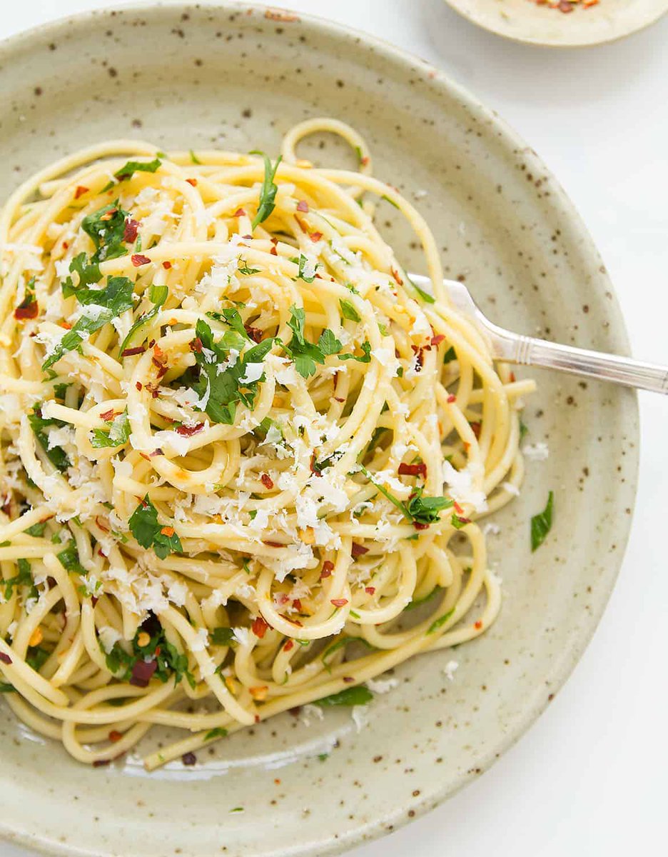 Spaghetti Aglio e olio, aka Spaghetti with Garlic and Olive Oil, is simple, cheap, good, satisfying, and fun. 🍝  Shop high-quality 100% Italian Extra Virgin Olive Oil at ➡️ Bottega.eu! 🕊️ #Recipe and photo by @theclevermeal 🌿 ow.ly/DINt50DTFWQ