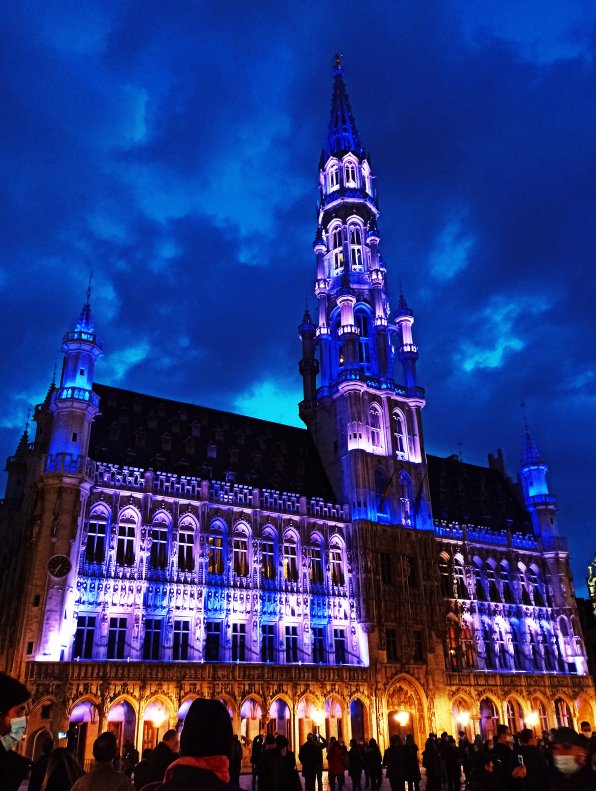 Merci, Bedankt 🙏 🇧🇪 The emblematic Town Hall of the City of #Brussels (Hotel De Ville), located on the famous #GrandPlace, illuminated in the colours of the #Greek flag for the 200th anniversary of the #GreekRevolution 🇬🇷 #Greece2021