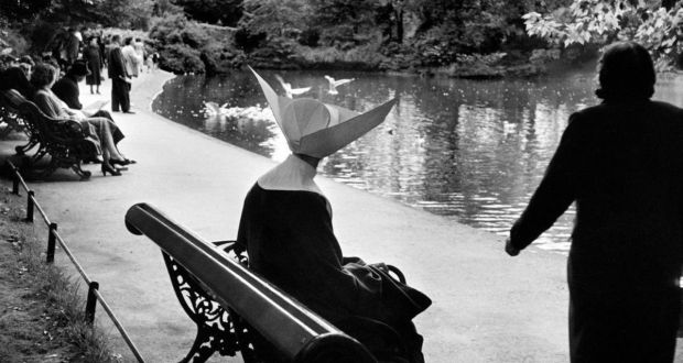 “Shooting with a Leica is like a long tender kiss"
-- Henri Cartier-Bresson

St Stephen's Green, Dublin, 1962