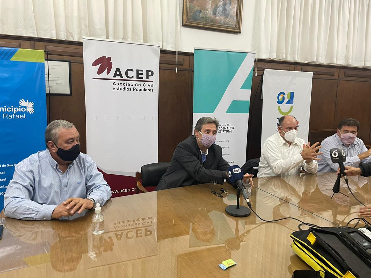 acepnacional's tweet photo. Conferencia de prensa en el @munisanrafael, Mendoza, recibidos por @emirfelixok junto a @RMirandaPJ @OlafJacob @OscarEnsinck, en el marco de la apertura institucional del diplomado en #PolíticasPúblicas que realizaremos mañana en @uchampagnat @KAS_Argentina https://t.co/JXMV9D2bRe