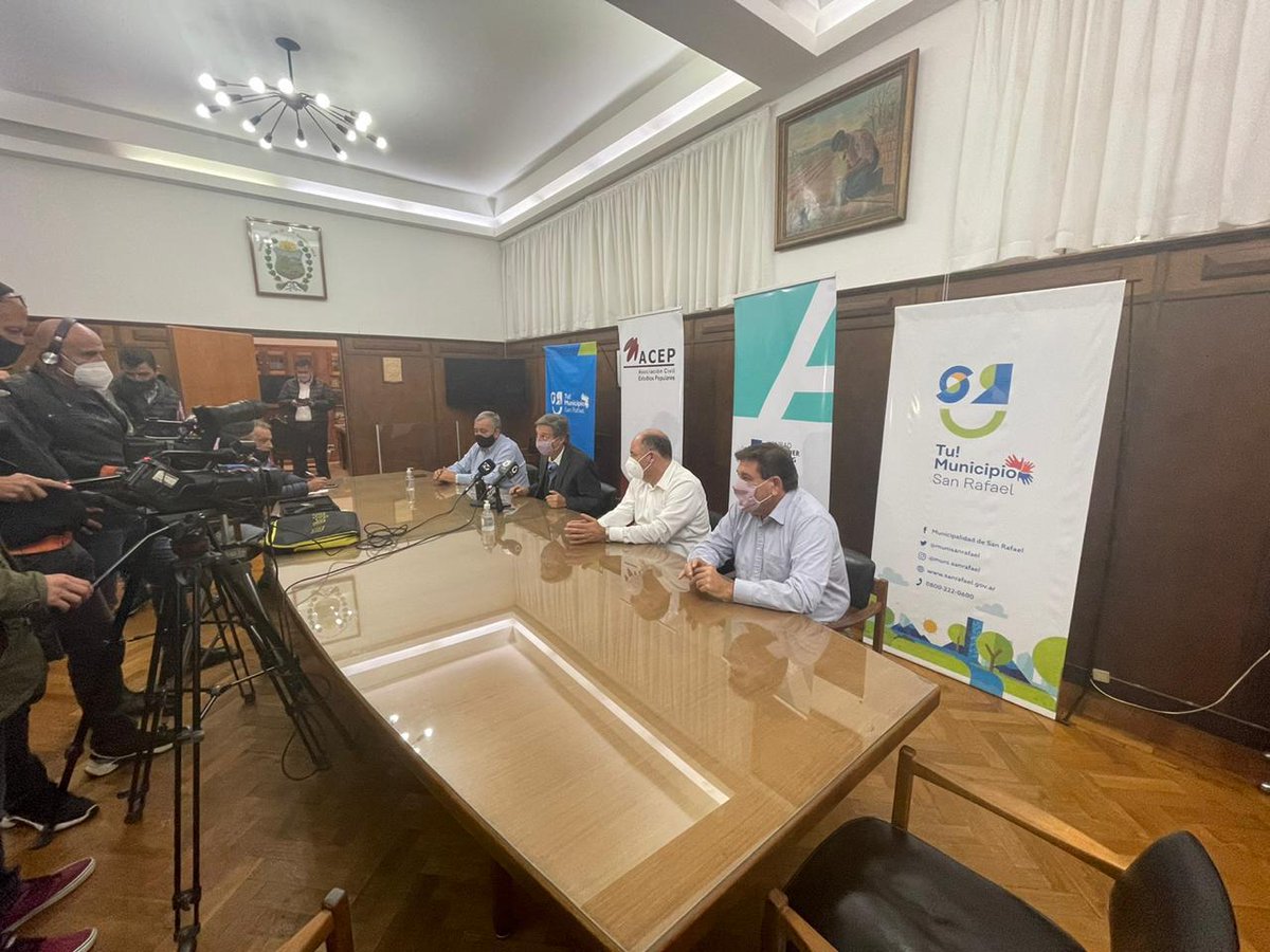 acepnacional's tweet photo. Conferencia de prensa en el @munisanrafael, Mendoza, recibidos por @emirfelixok junto a @RMirandaPJ @OlafJacob @OscarEnsinck, en el marco de la apertura institucional del diplomado en #PolíticasPúblicas que realizaremos mañana en @uchampagnat @KAS_Argentina https://t.co/JXMV9D2bRe