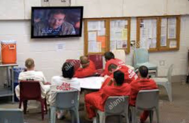 carrizosaburdio's tweet photo. Carlos y sus compañeros de celda viendo el programa desde la cárcel #LaIslaDeLasTentaciones13 https://t.co/VAhCResHSQ