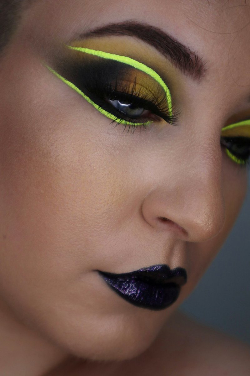 familishome's tweet photo. Neon crush mini palette @krashkosmetics 
Hydra liner @SuvaBeauty 
Neon vegan lashes @krashkosmetics 
Pro COVERAGE @lagirlusa https://t.co/nKkxLUWSm4