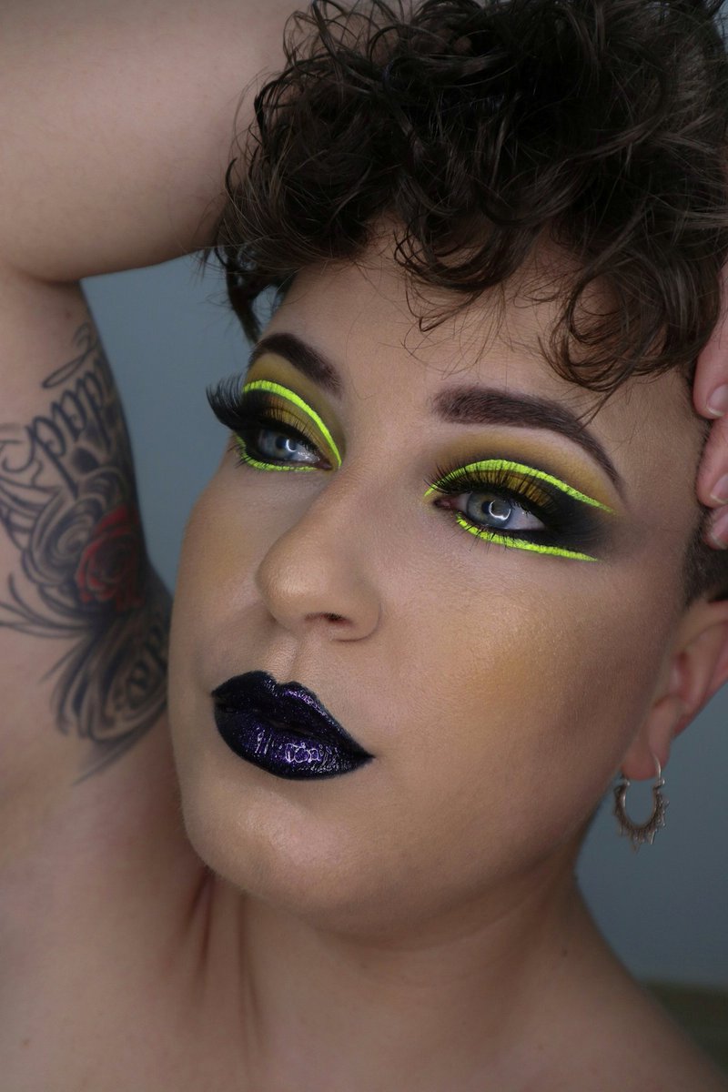 familishome's tweet photo. Neon crush mini palette @krashkosmetics 
Hydra liner @SuvaBeauty 
Neon vegan lashes @krashkosmetics 
Pro COVERAGE @lagirlusa https://t.co/nKkxLUWSm4