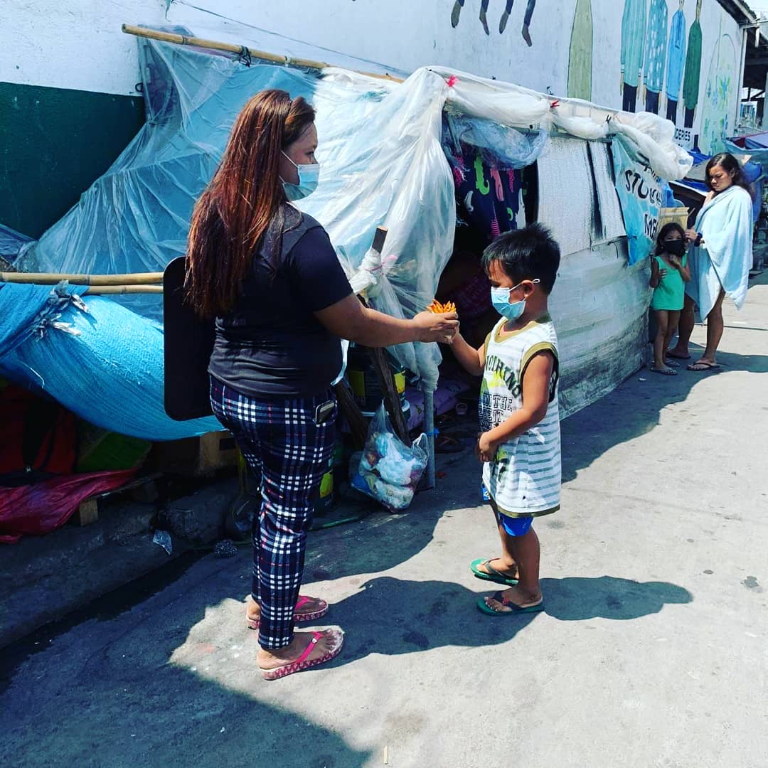 specs_inc's tweet photo. Even under the burning sun π, #SPECSFoundationInc brought food to kids (and their families) living on the streets. We all have choices, let us all choose kindness... π€ π π
#NoHoldingBack #CommunityAndOutreachProgram https://t.co/oVKdcY8dBF