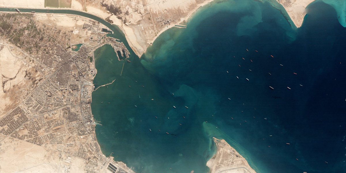 thesheetztweetz's tweet image. New @planetlabs satellite imagery from this morning shows the shipping traffic backup in the Gulf of Suez behind the stuck Ever Given:

The Suez Canal handles 12% of global seaborne trade, with the blockage disrupting over $9 billion a day of goods.
cnbc.com/2021/03/25/sue…