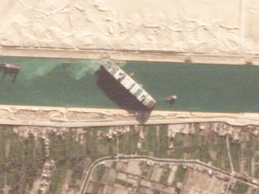 thesheetztweetz's tweet image. New @planetlabs satellite imagery from this morning shows the shipping traffic backup in the Gulf of Suez behind the stuck Ever Given:

The Suez Canal handles 12% of global seaborne trade, with the blockage disrupting over $9 billion a day of goods.
cnbc.com/2021/03/25/sue…