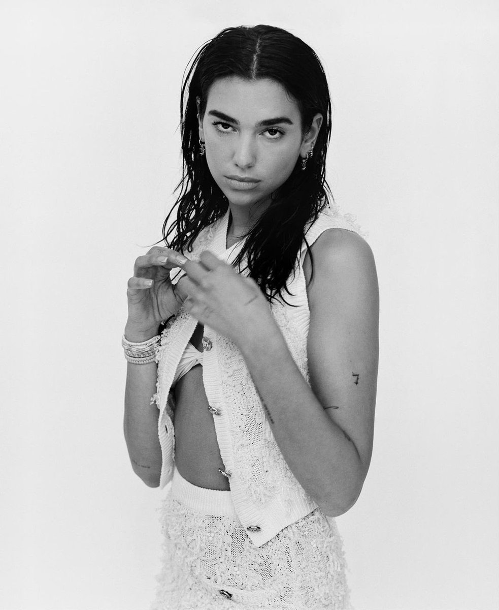 dresslikelipa's tweet photo. #DresslikeDuaLipa, @dualipa for Le Monde Magazine @m_magazine | March 25, 2021
Wearing: @chanelofficial Top ($3,500), @chanelofficial Skirt ($3,900) from Spring/Summer 2021 Collection
#dualipa #dualipastyle #chanel #fashion https://t.co/EXYluogA86