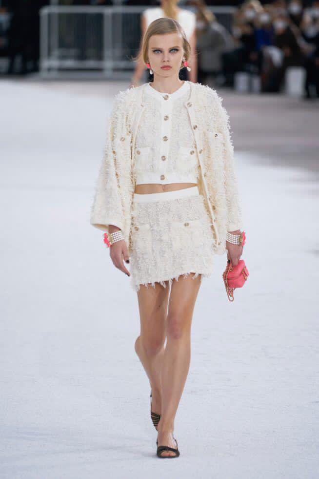 dresslikelipa's tweet photo. #DresslikeDuaLipa, @dualipa for Le Monde Magazine @m_magazine | March 25, 2021
Wearing: @chanelofficial Top ($3,500), @chanelofficial Skirt ($3,900) from Spring/Summer 2021 Collection
#dualipa #dualipastyle #chanel #fashion https://t.co/EXYluogA86