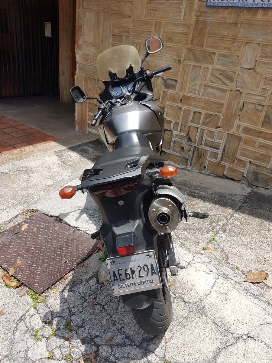 cesarcedeno's tweet photo. @NicolasMaduro @TarekWiliamSaab @jorgerpsuv @AlcaldiaBaruta Otra vez X intrucciones de Domingos Goncalves envían a éstos 2 funcionarios identificados como PMB SIP con una orden de la fiscalía 17AM que NO muestran y  NO se identifican tocando la puerta con amenazas hacia mi madre https://t.co/fLVUBWr98z