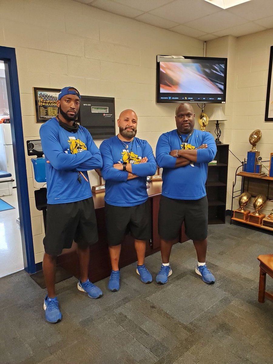 GoCHDogs's tweet photo. It's 🔵&⚫ day On 'The Hill'
🐶💯👍☀️🔥
#CodeBlue #Ohana #DogStandard
@Double_T07 @CoachG2233 @MichealWright05 https://t.co/AqYvnoyEzE