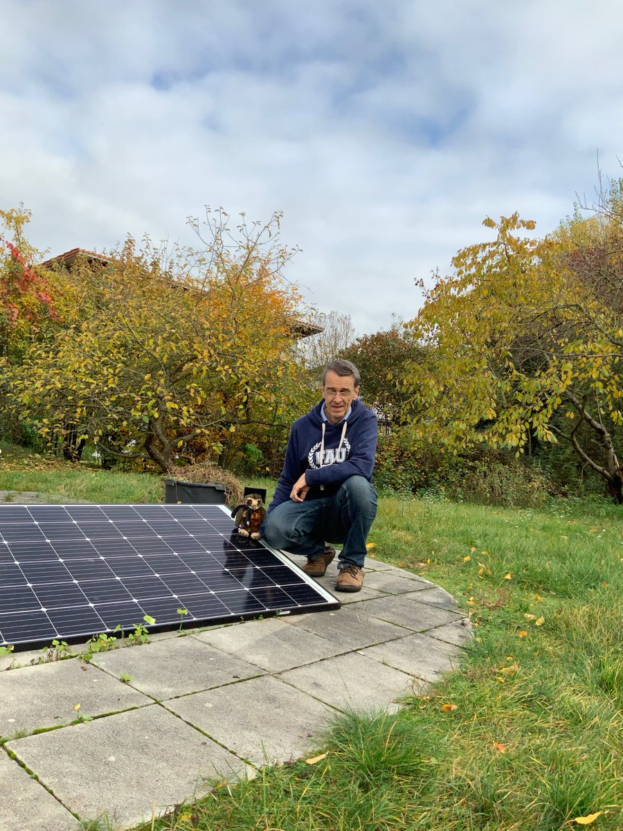 M_Hundhausen's tweet photo. Was braucht man für eine Mikrosolaranlage? 1-2 solche Photovoltaikmodule und einen kleinen Wechselrichte  - auch für Hühner geeignet. Fertig und 500kWh Strom im Jahr produzieren. 

GO
übrigens: mein Plan für 2021 ist eine kleine Solaranlage auf dem Dach des @rlangen_de-Schlosses. https://t.co/cFpOg3Ov34
