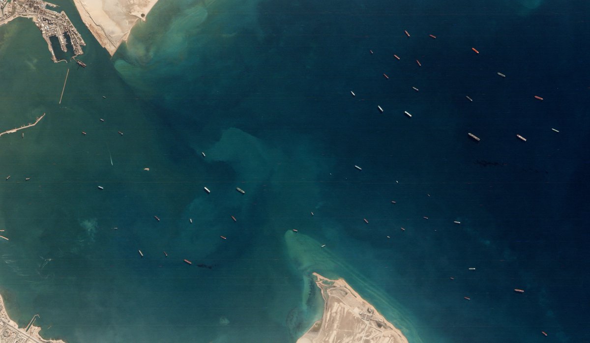 thesheetztweetz's tweet image. New @planetlabs satellite imagery from this morning shows the shipping traffic backup in the Gulf of Suez behind the stuck Ever Given:

The Suez Canal handles 12% of global seaborne trade, with the blockage disrupting over $9 billion a day of goods.
cnbc.com/2021/03/25/sue…