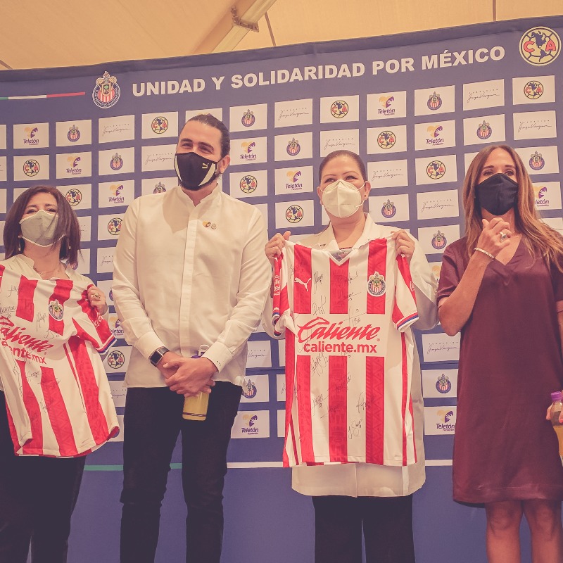 TeletonMexico's tweet photo. Amaury Vergara @Amauryvz de @chivas y Karina Vázquez de @FJorgeVergara visitaron el @CRITOccidente y, junto con el 
@clubamerica, Rossana Corona y Fernando Landeros @ChobiLanderos de Teletón, se hizo oficial la donación de 10 mil sesiones de Rehabilitación Pulmonar post COVID.
