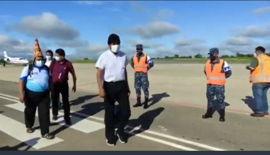 Condor1332's tweet photo. #Ultimo en expresidente #EvoMorales, llegó a la ciudad de #Cobija para apoyar al candidato masista a la Gobernación. Lo raro es que llegó en una aeronave de la #FuerzaAereaBoliviana. 
¿Por qué utiliza estas aeronaves?
@mindefbolivia @ComandoLas @AereaDicos @AndrsGomezV https://t.co/KFrbdSnDEv