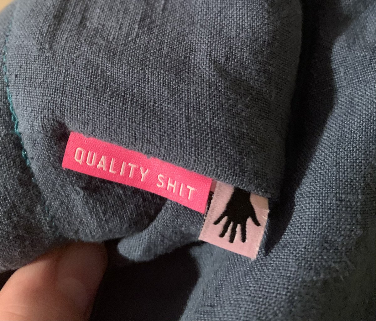 BettiPlumbum's tweet photo. Wenn ich etwas fertig genäht habe, kommen (fast) zum Schluss noch solche Schildchen rein. #qualityshit ist mein liebstes im Moment.
Das heute, das war genau das: Quality Shit! Merci, Bubble ♥️ #NoLiestal #WirSindViele #wirsindmehr #wirsindecht https://t.co/MMU34gPG9W
